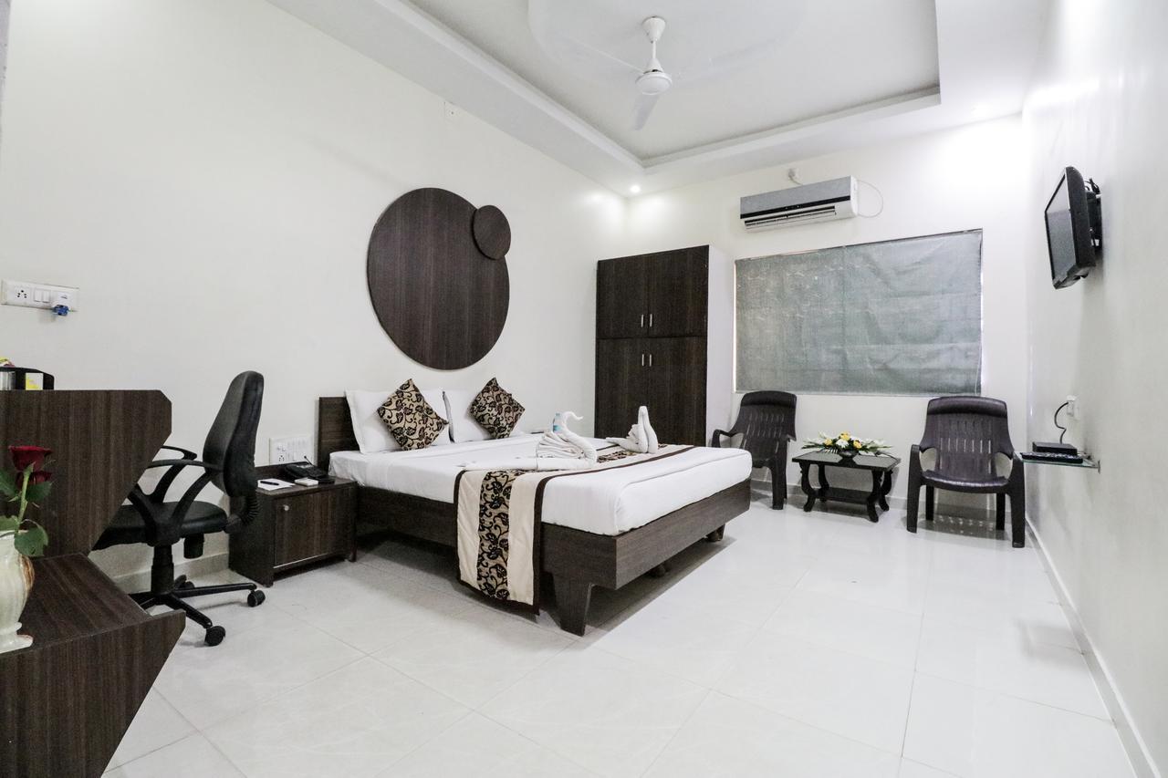 Hotel Whistling Meadows Ahmedabad Esterno foto